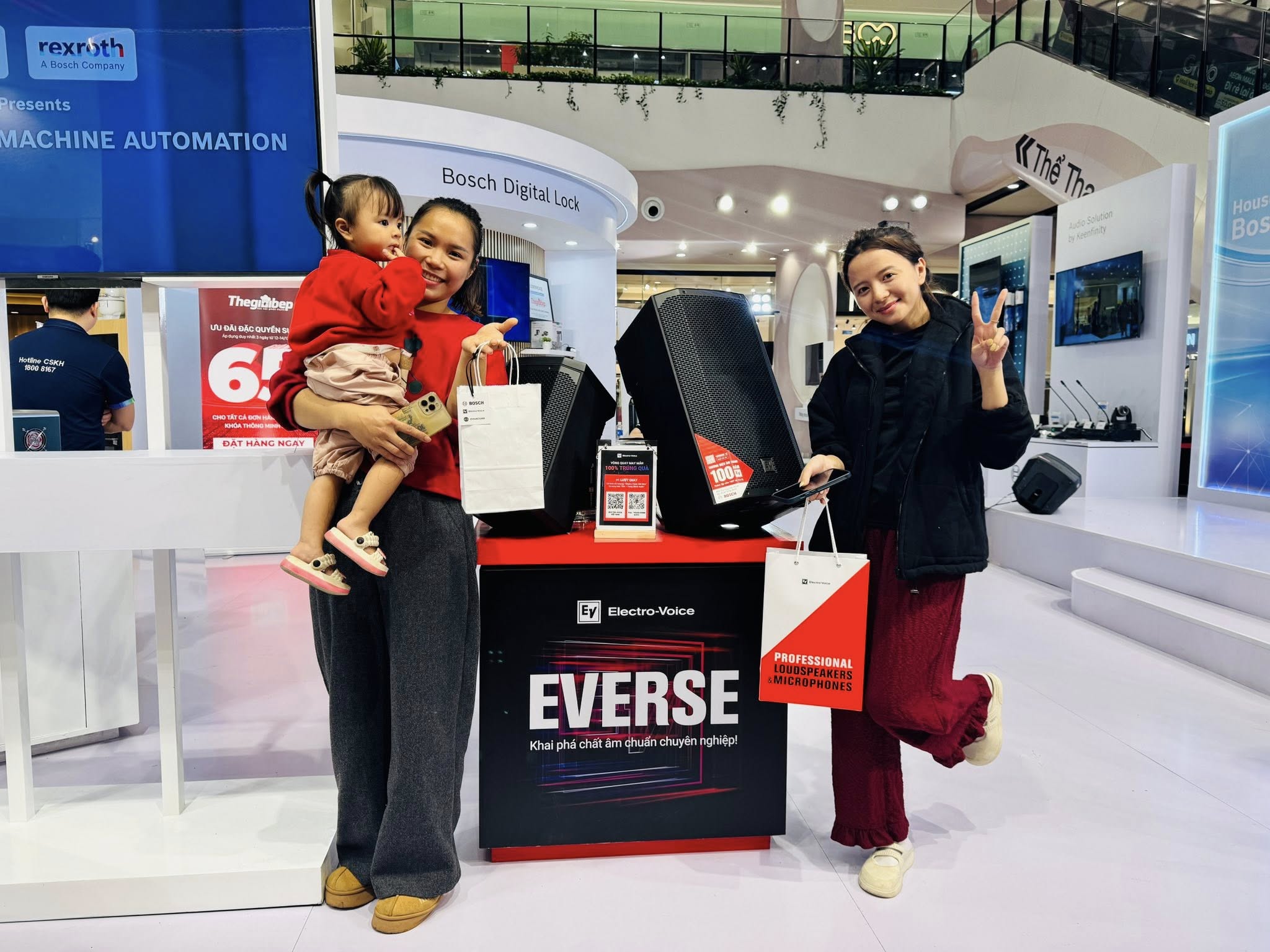 Khách hàng nhận quà tặng tại Bosch Tech Tour 2025