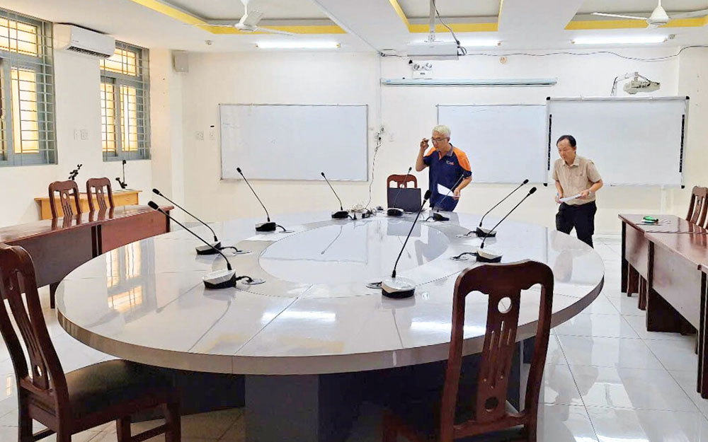 Micro hội nghị TOA TS-V90 tại bàn họp Trường Nguyễn Đình Chiểu