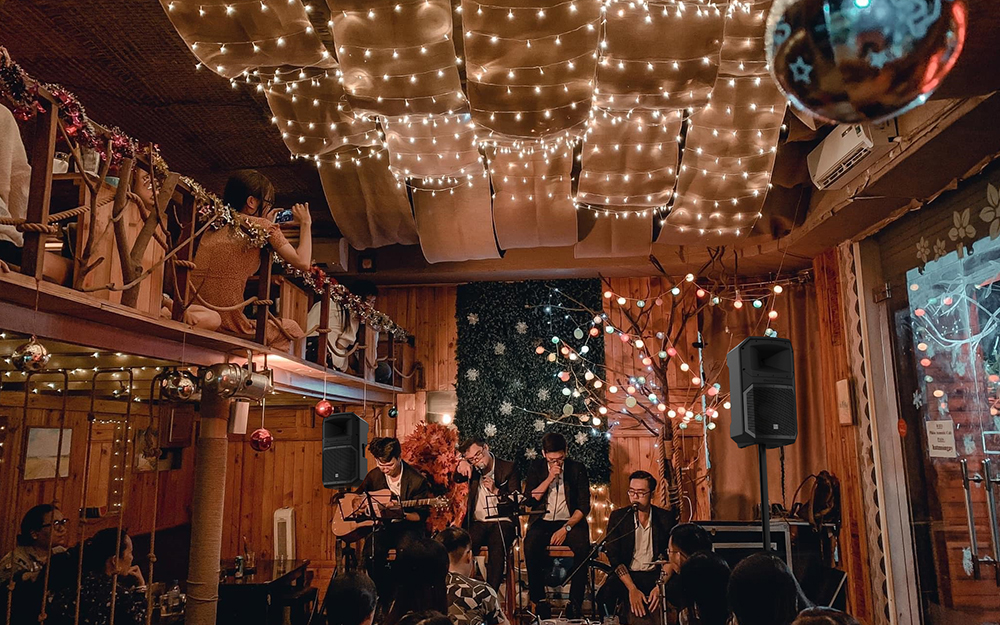 Không gian cà phê hát cho nhau nghe với sân khấu acoustic