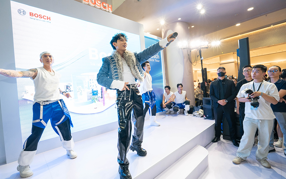 Ca sĩ Isaac trình diễn trên sân khấu 