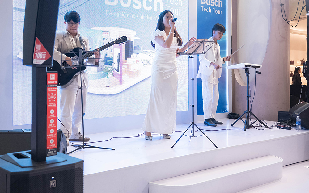 Cận cảnh loa Evolve 70 sân khấu ban nhạc