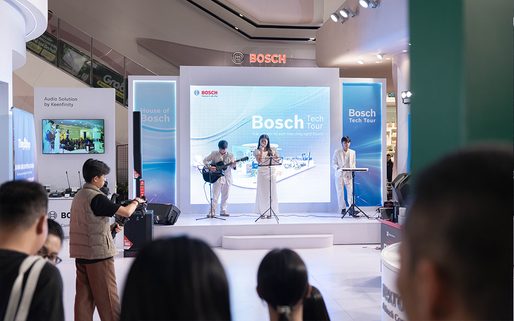 Ban nhạc và ca sĩ đã khuấy động không khí đêm sự kiện cùng Evolve 70