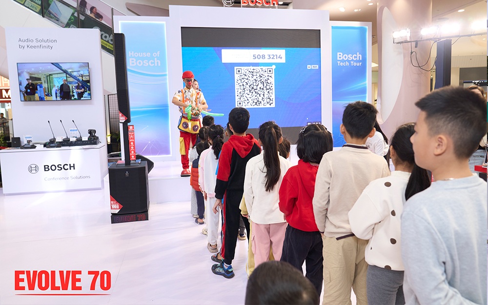 Sân khấu loa EV Evolve 70 cùng chú hề thu hút nhiều em nhỏ