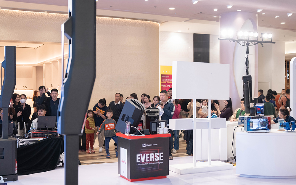 Khách hàng trải nghiệm loa di động Everse 8 và Everse 12 tại Aeon Mall Hà Đông