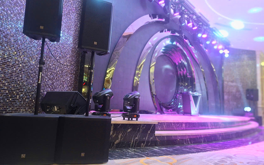 Hệ thống loa ZLX-15-G2 và Loa sub hơi Electro-Voice EKX-18S trong hội trường Sheraton