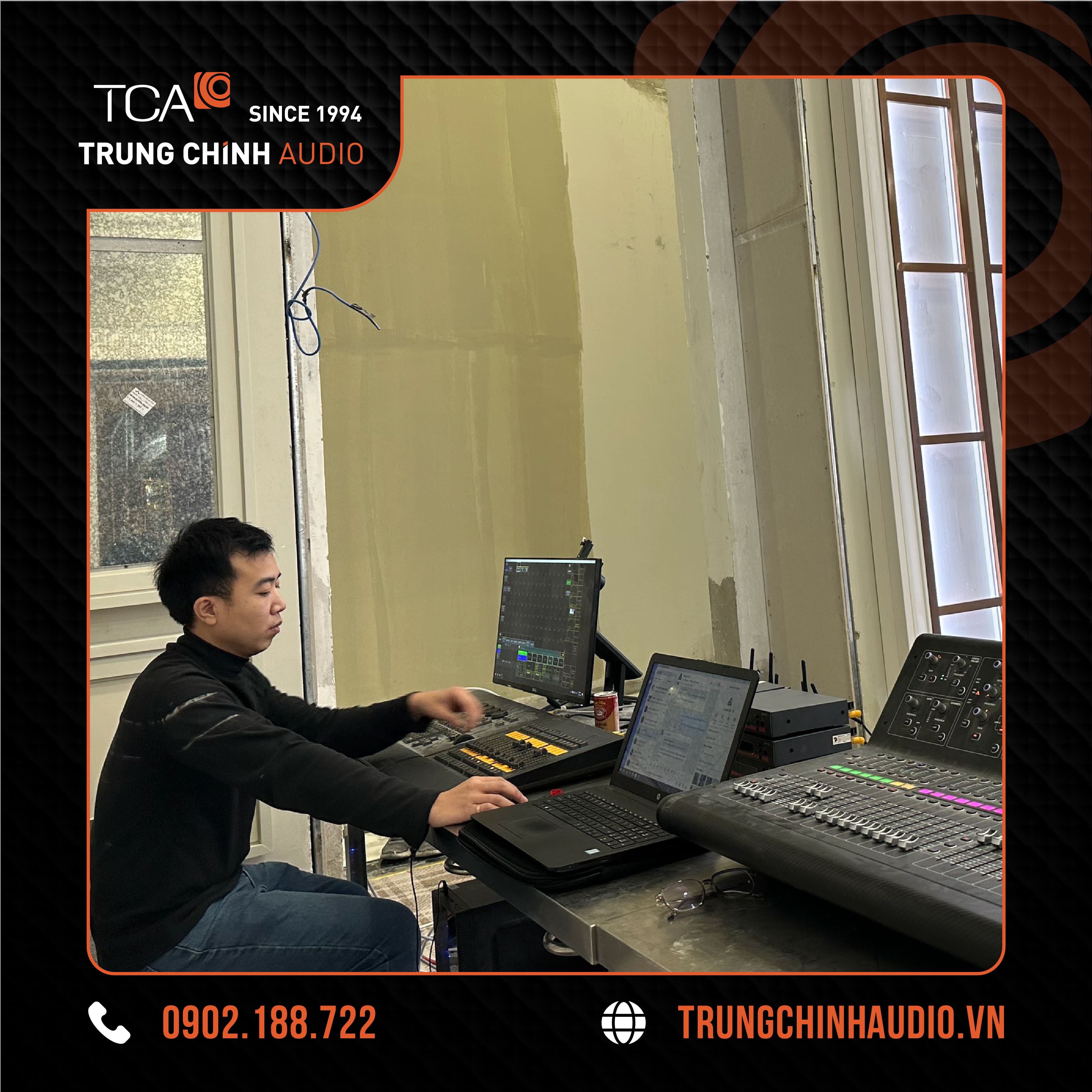 Kỹ thuật viên TCA - Trung Chính Audio đang lắp đặt và cài đặt hệ thống