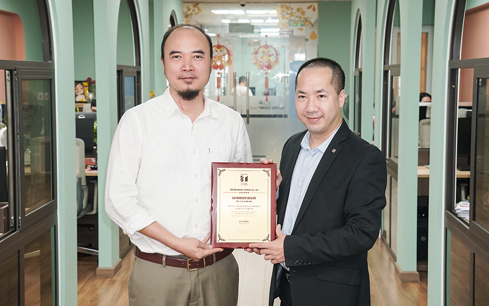 Đại diện TOA trao giấy chứng nhận đại lý ủy quyền TOA năm 2026