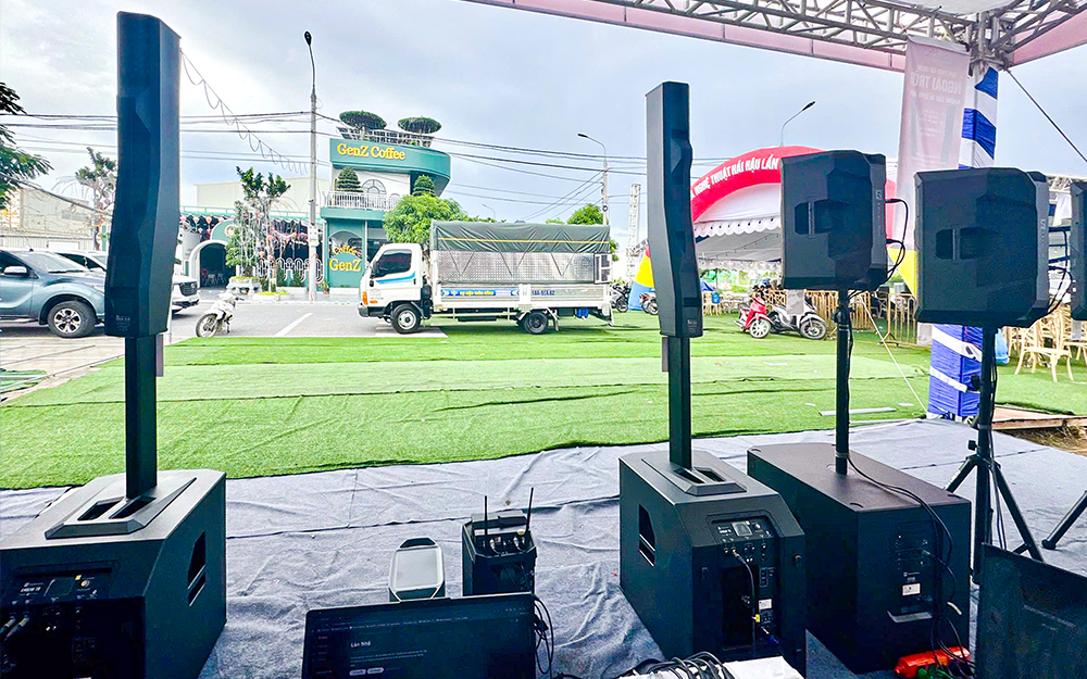 Hệ thống loa di động Electro-Voice sử dụng ngoài trời