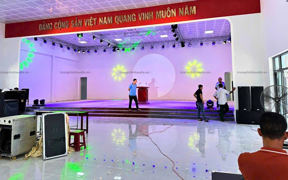 Hệ thống đèn sân khấu nhà đa năng Mang Thít