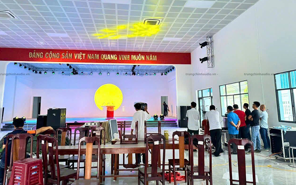 Ánh sáng sân khấu tại hội trường đa năng