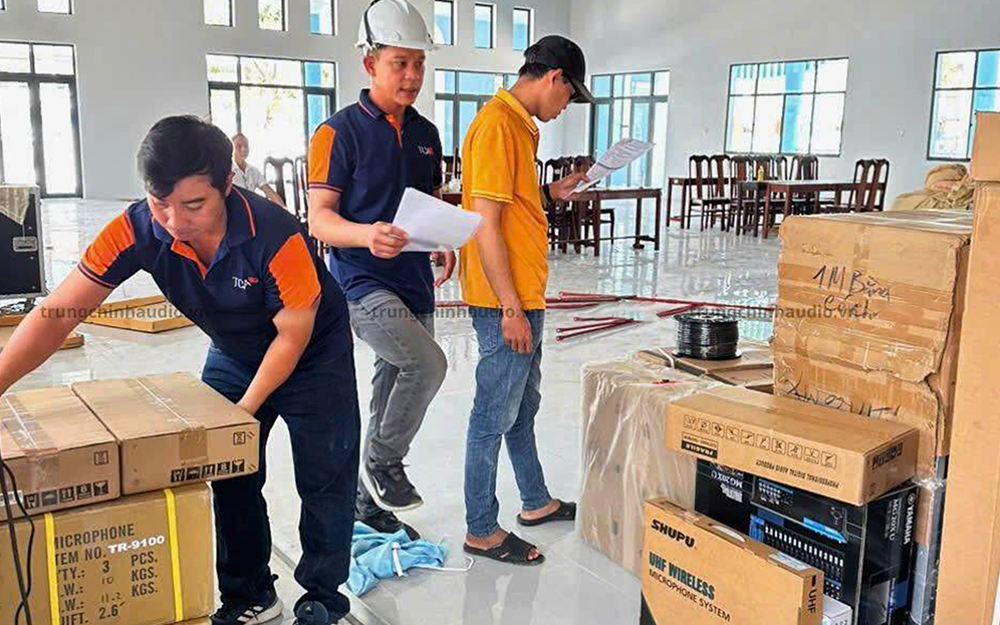 Kỹ thuật viên TCA - Trung Chính Audio triển khai hệ thống âm thanh nhà đa năng Mang Thít