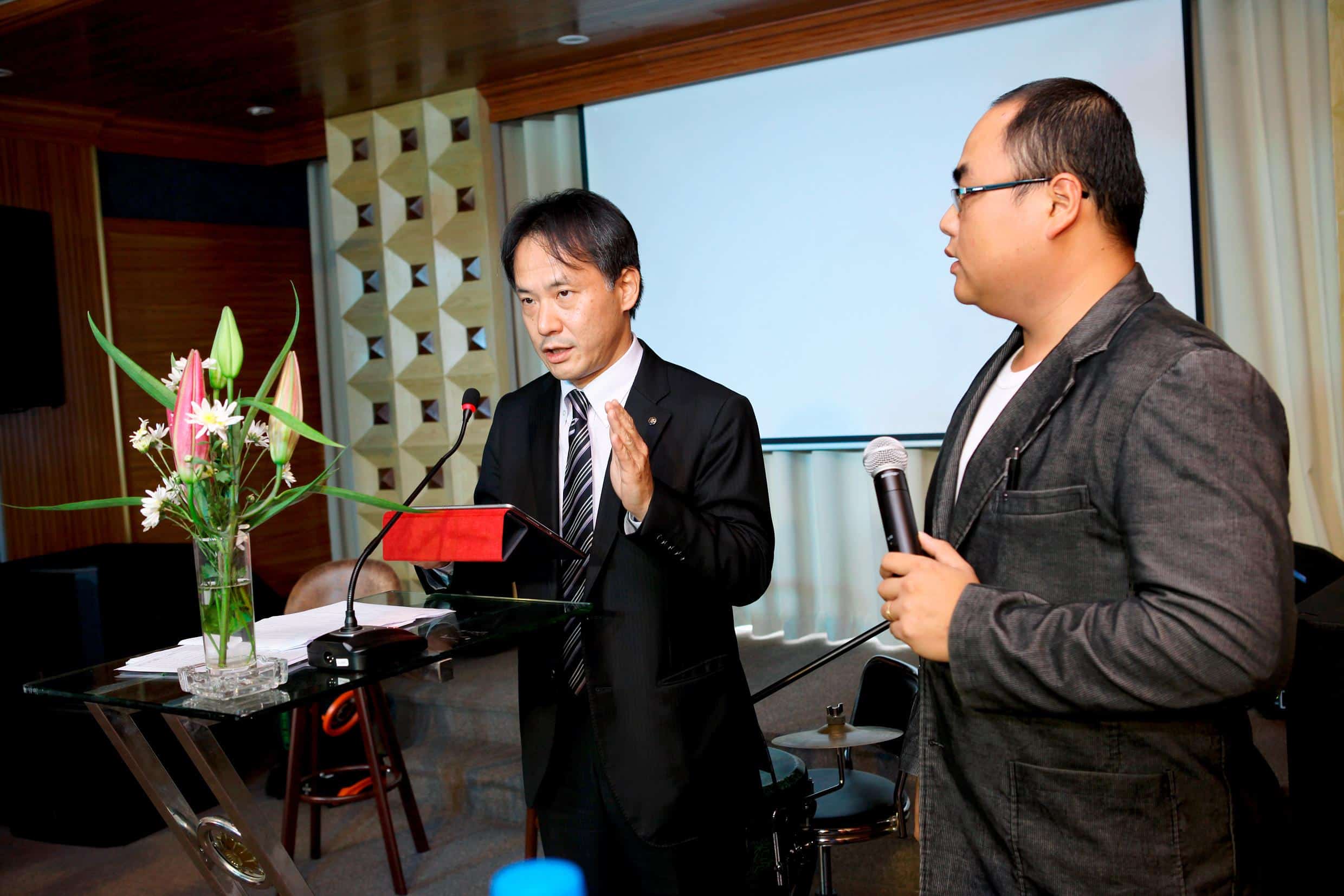 Giám đốc kinh doanh Yamaha Việt Nam – ông Shinya Araki tặng hoa chúc mừng Trung Chính Audio nhân dịp khai trương cơ sở mới
