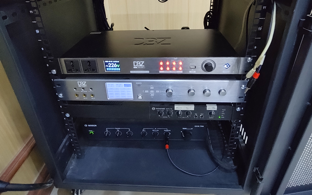 Tủ rack chứa thiết bị điều khiển trung tâm và thiết bị khác 