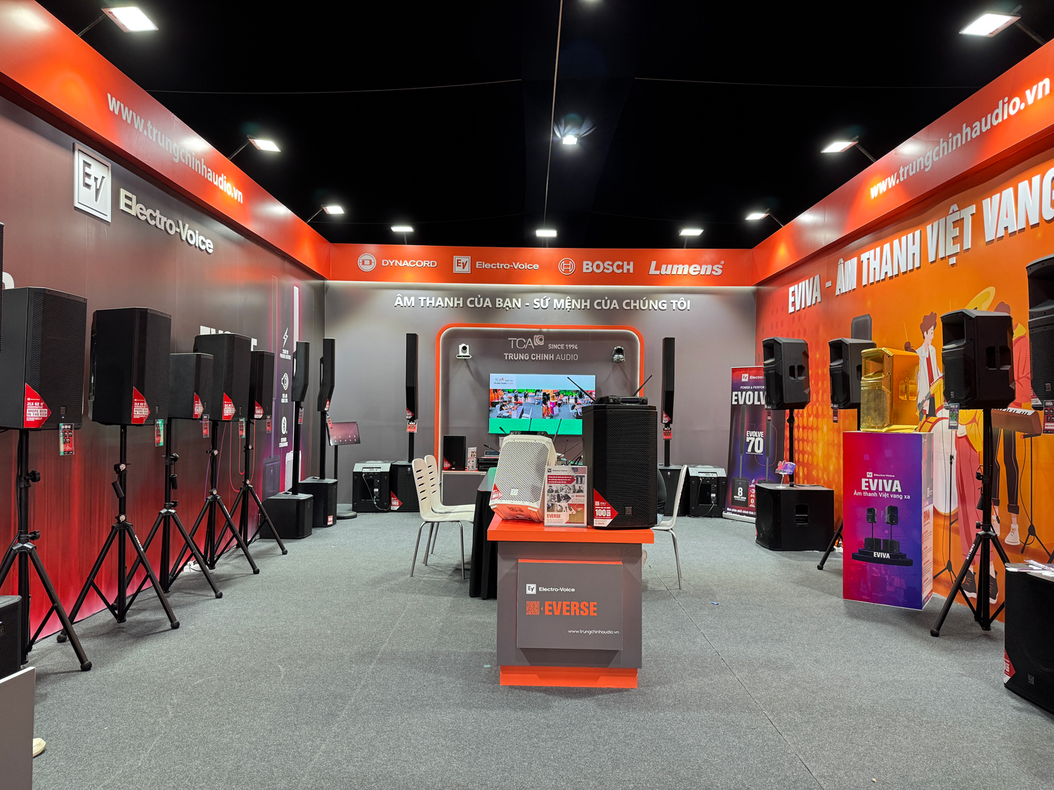 loa ev 12 tại plase show