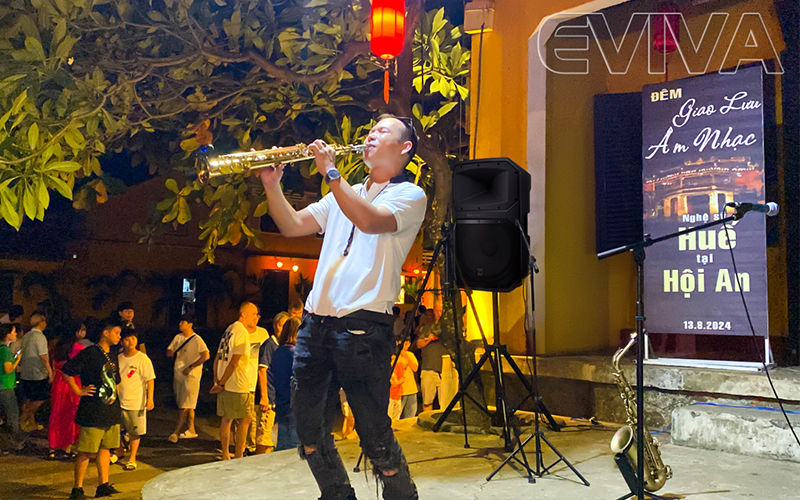 Loa Electro-Voice EVIVA cùng nghệ sĩ biểu diễn
