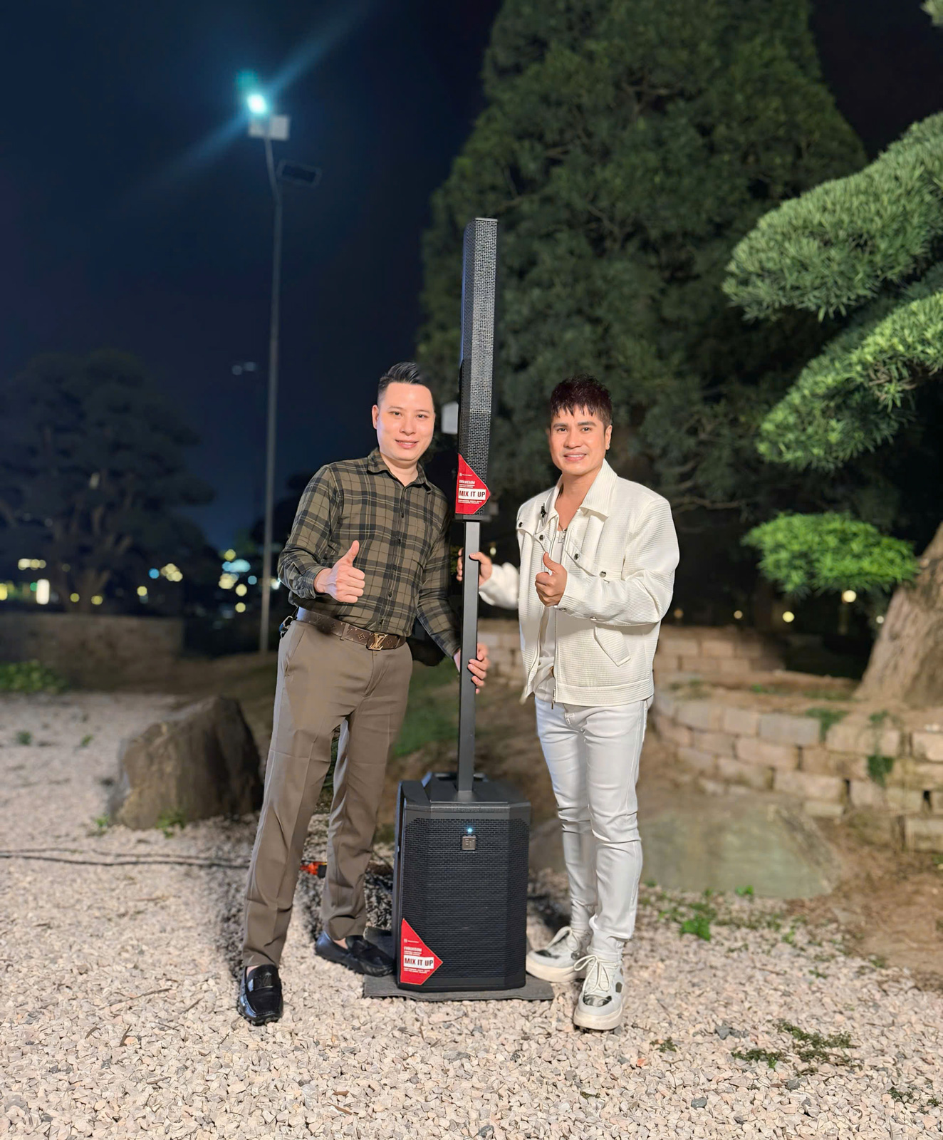 ca sỹ lương gia huy chụp hình cùng evolve 50m