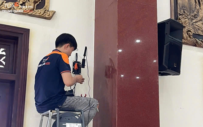 Kỹ thuật viên TCA lắp đặt loa Electro-Voice EVIVA